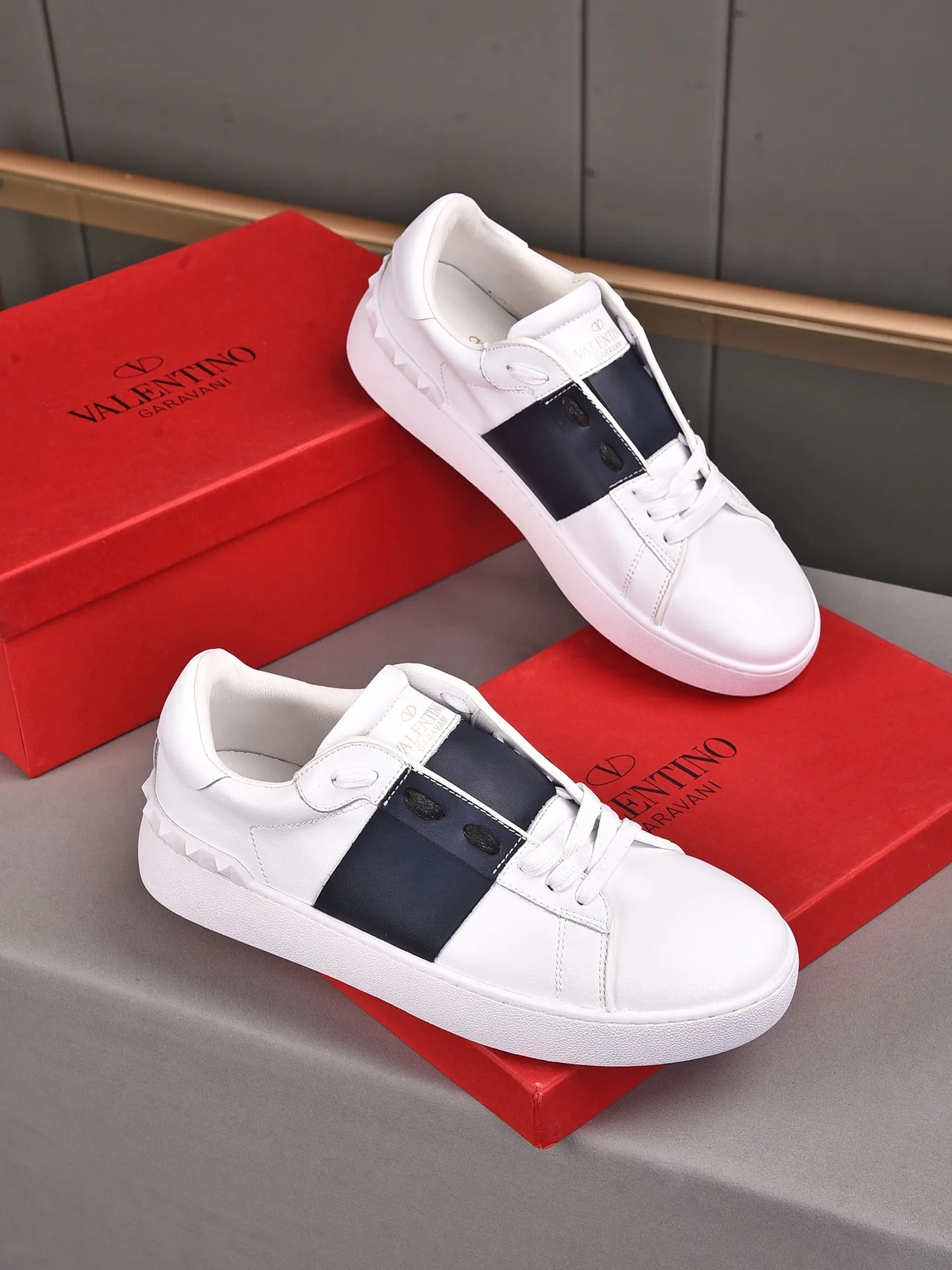 Men's shoes 440💰 (men and women couples) Valentino classic color matching series casual shoes. Made with heavy craftsmanship, good products pay attention to every detail. A must-have trendy item that can be worn all year round, it has been worn by many celebrities and Internet celebrities~~Imported cowhide surface, unique design concept, sheepskin lining, counter quality. Women’s clothing 35-40. Men’s clothing 39-44, 45-46 (returns and exchanges are not supported for custom-made items)